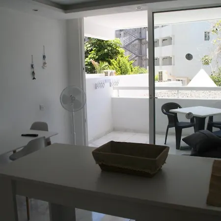 Riky Lovely Apartment, Americas * أذيخي