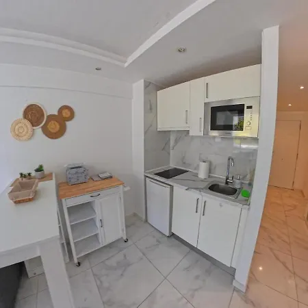 Riky Lovely Apartment, Americas * أذيخي